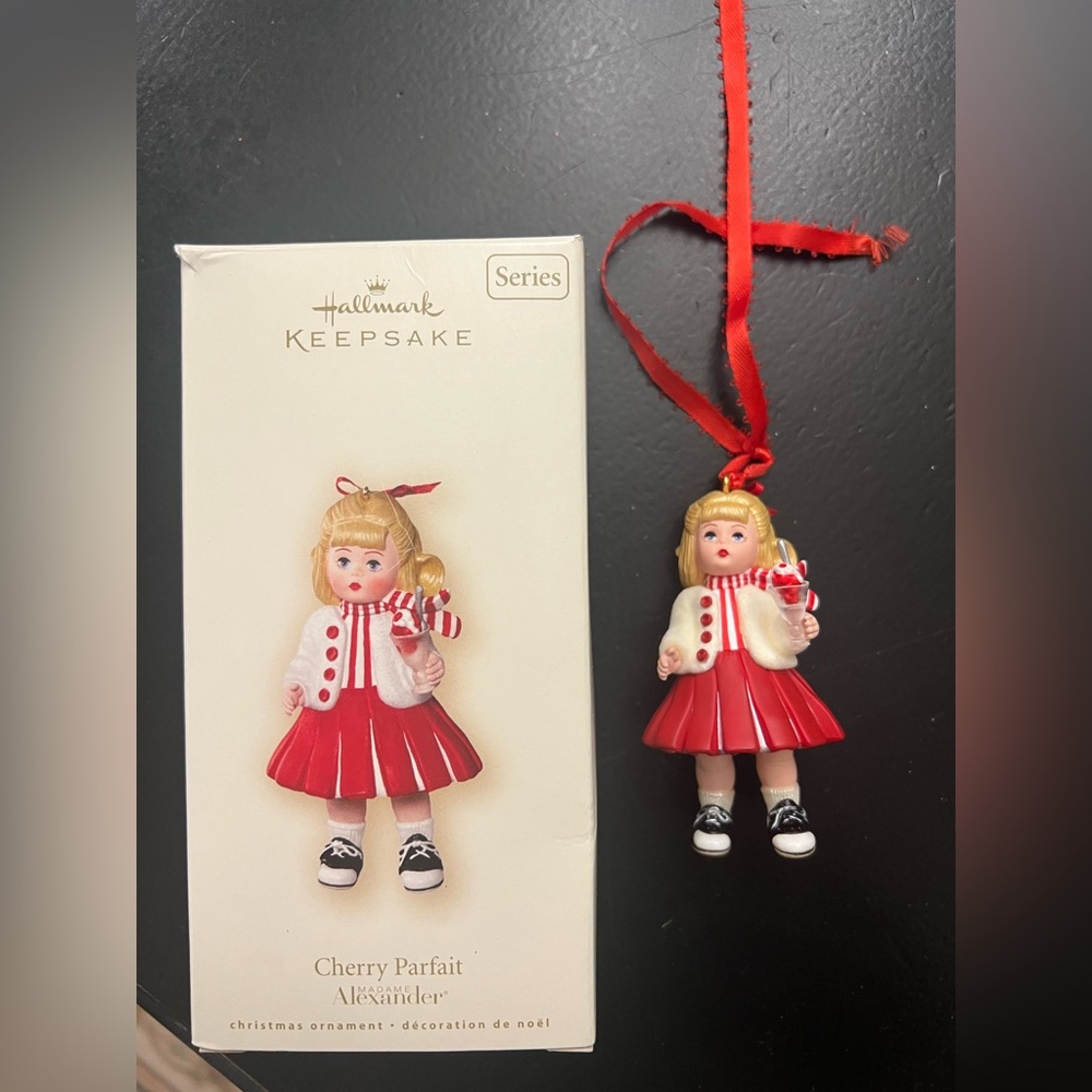 2007โ Christmas Hallmark Ornament MADAM ALEXANDER DOLL Cherry Parfait & Box